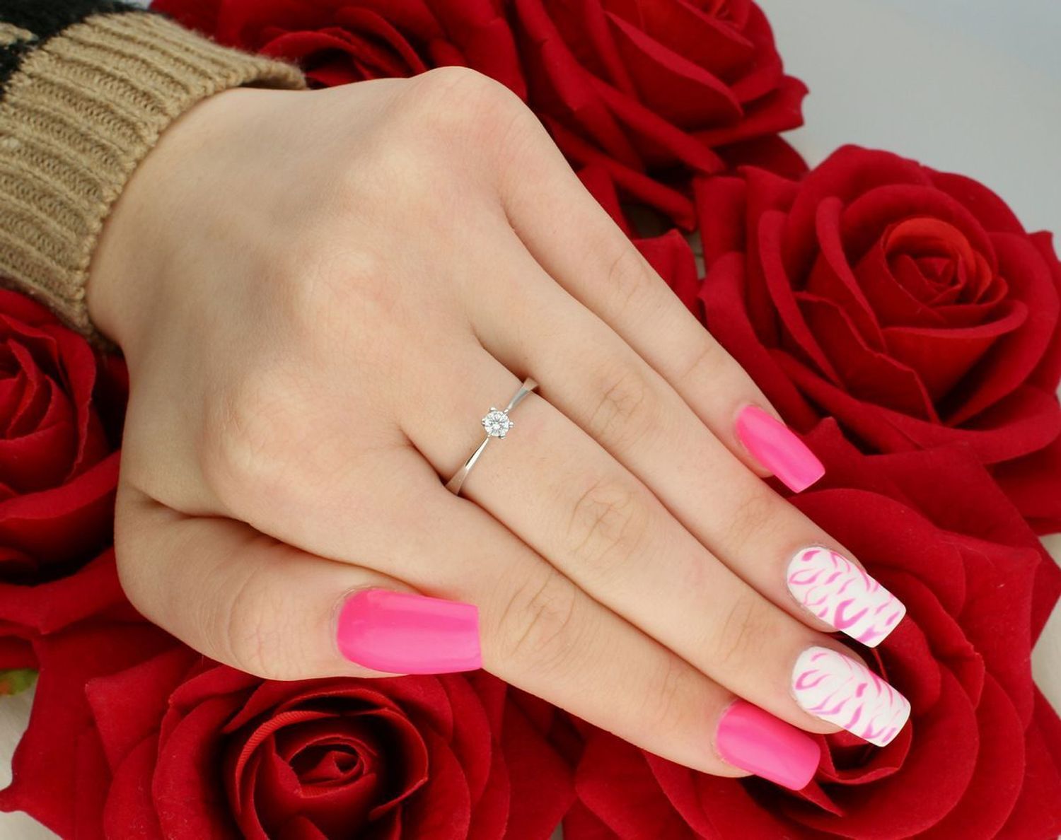 Pierścionek damski z białego złota próby 585, model DIA-PRS-7971-585. Cyrkonia 4 mm, waga 2,59 g, szerokość szyny 3 mm. Klasyka i blask w rozmiarze 16.1.jpg