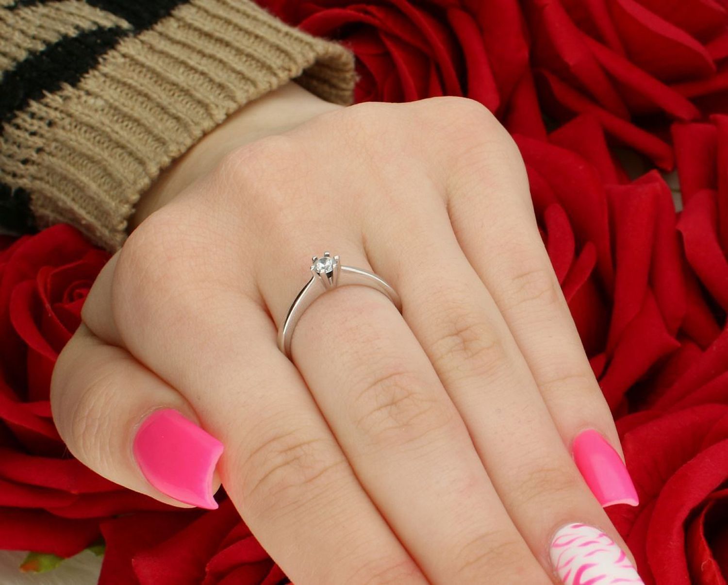 Pierścionek damski z białego złota próby 585, model DIA-PRS-7971-585. Cyrkonia 4 mm, waga 2,59 g, szerokość szyny 3 mm. Klasyka i blask w rozmiarze 16.1.jpg