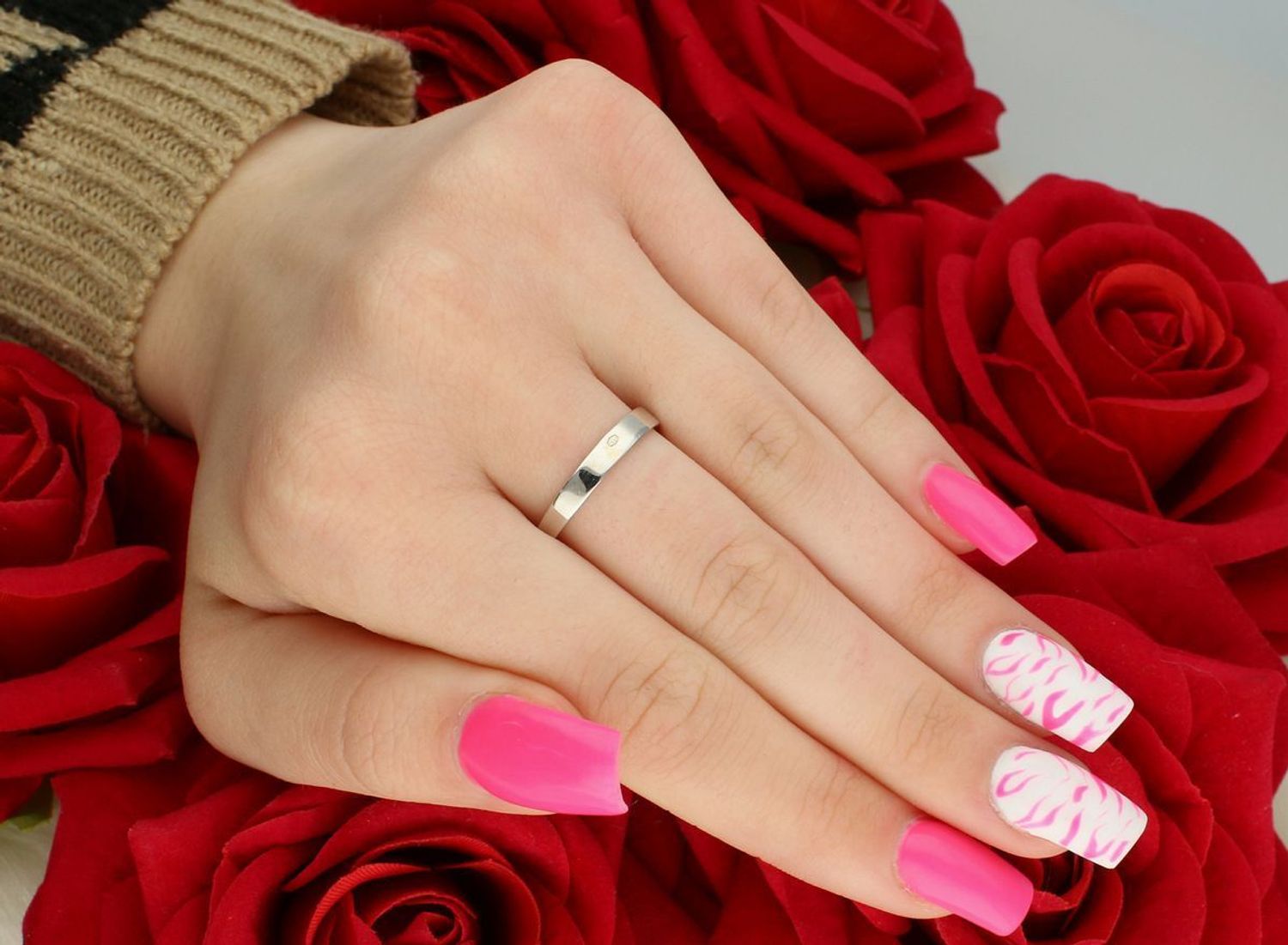 Pierścionek damski z białego złota próby 585, model DIA-PRS-7971-585. Cyrkonia 4 mm, waga 2,59 g, szerokość szyny 3 mm. Klasyka i blask w rozmiarze 16.1.jpg