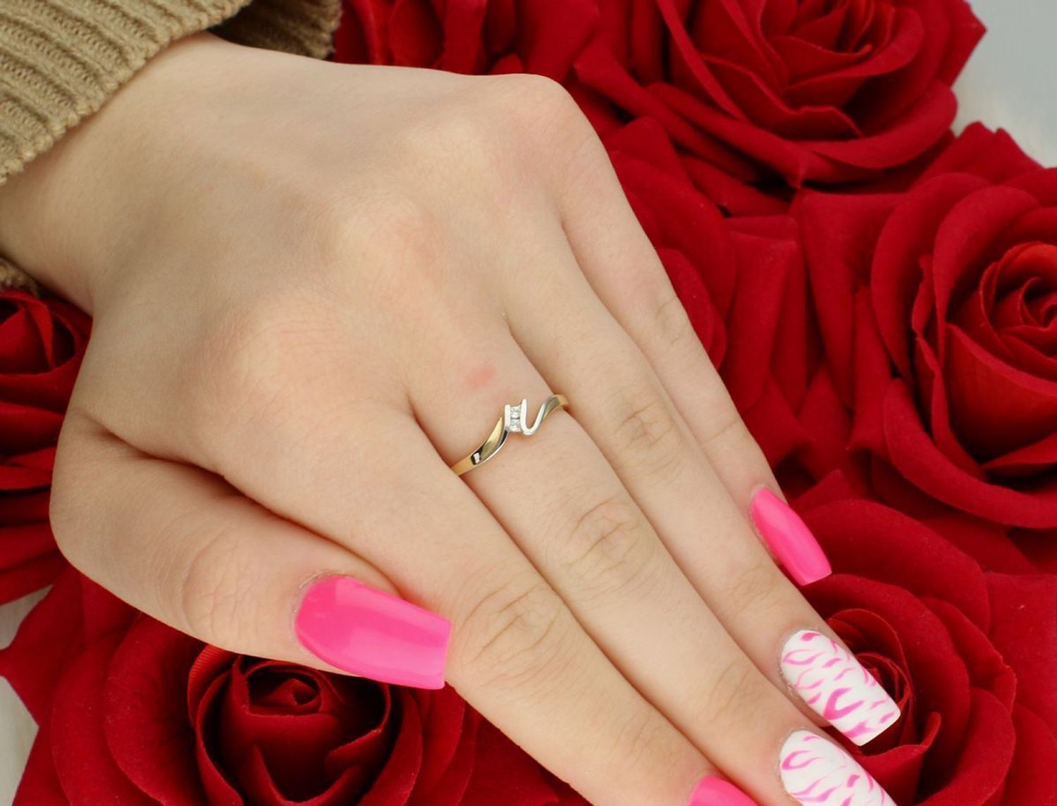 Złoty pierścionek damski DIA-PRS-7972-585 próby 585 z białym złotem i dwoma cyrkoniami. Szerokość ozdoby 5 mm, szyna 1 mm, waga 1,91 g. Elegancka i delikatna biżuteria.1.jpg