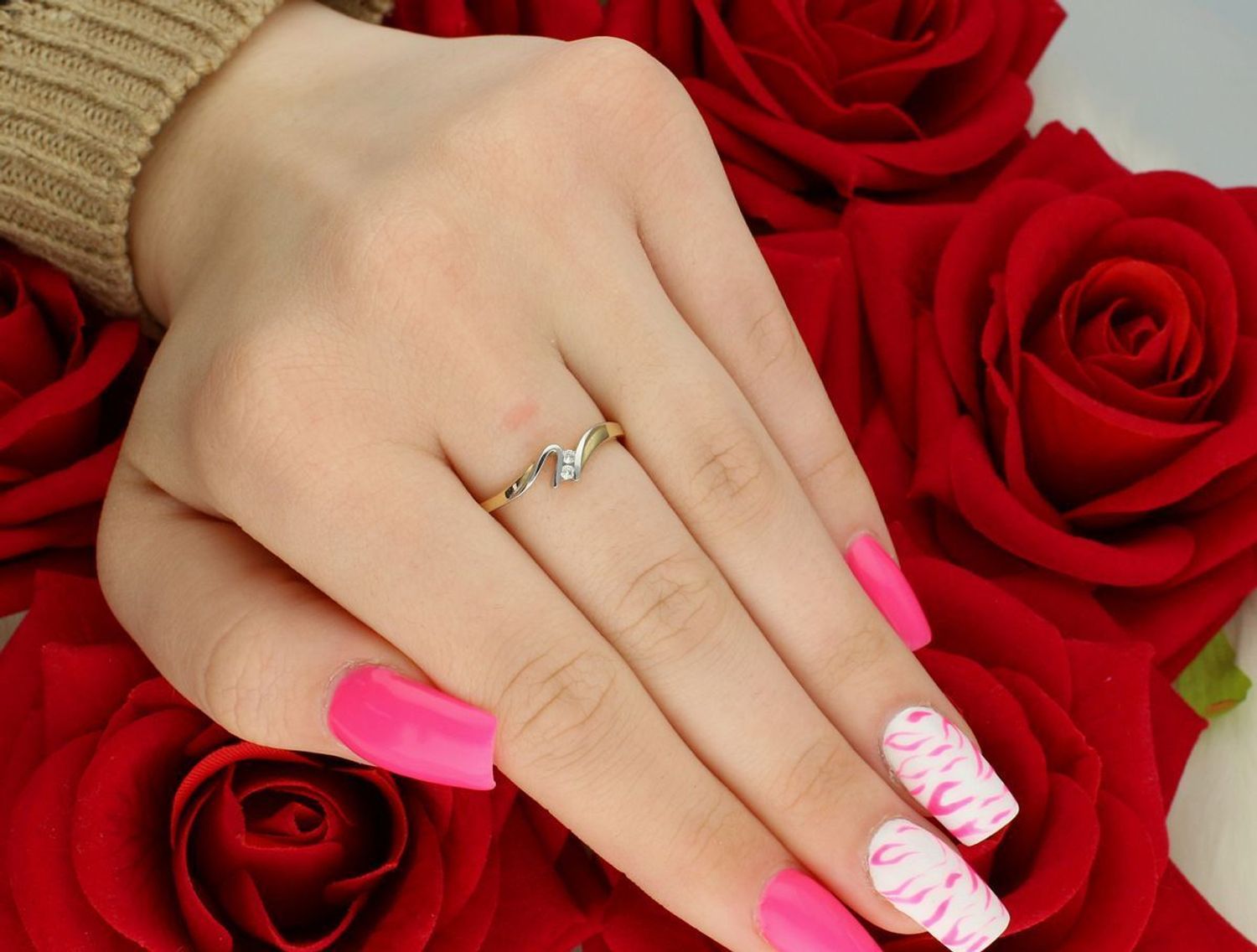 Złoty pierścionek damski DIA-PRS-7972-585 próby 585 z białym złotem i dwoma cyrkoniami. Szerokość ozdoby 5 mm, szyna 1 mm, waga 1,91 g. Elegancka i delikatna biżuteria.1.jpg