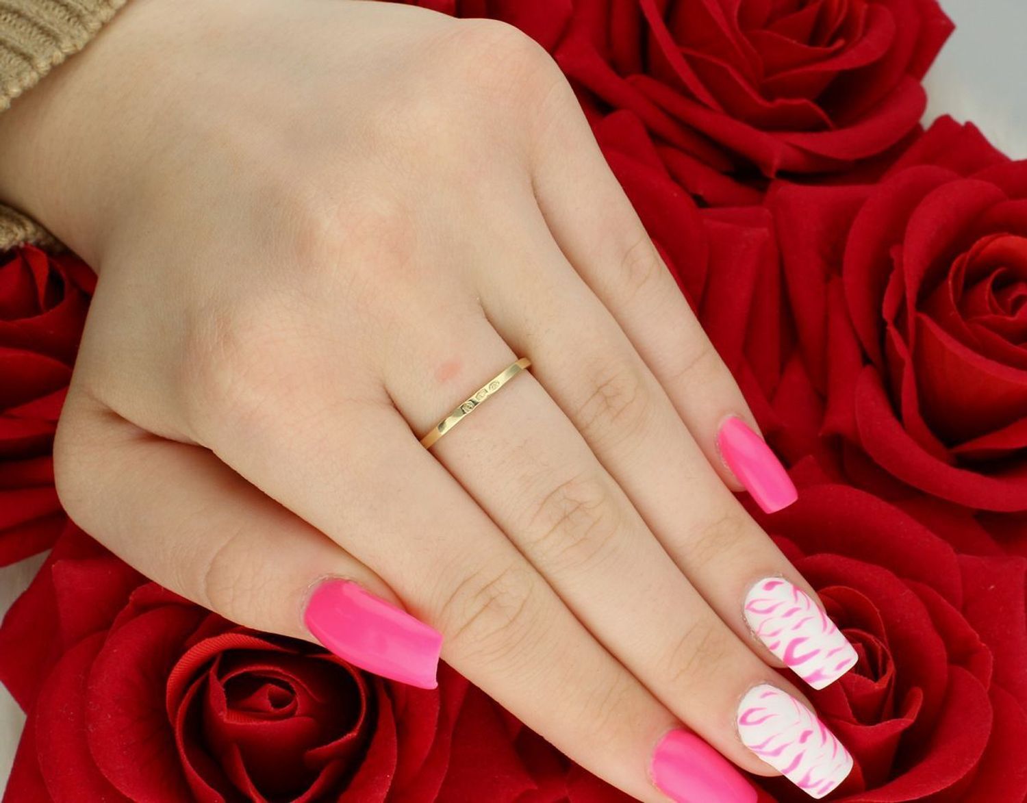 Złoty pierścionek damski DIA-PRS-7972-585 próby 585 z białym złotem i dwoma cyrkoniami. Szerokość ozdoby 5 mm, szyna 1 mm, waga 1,91 g. Elegancka i delikatna biżuteria.1.jpg