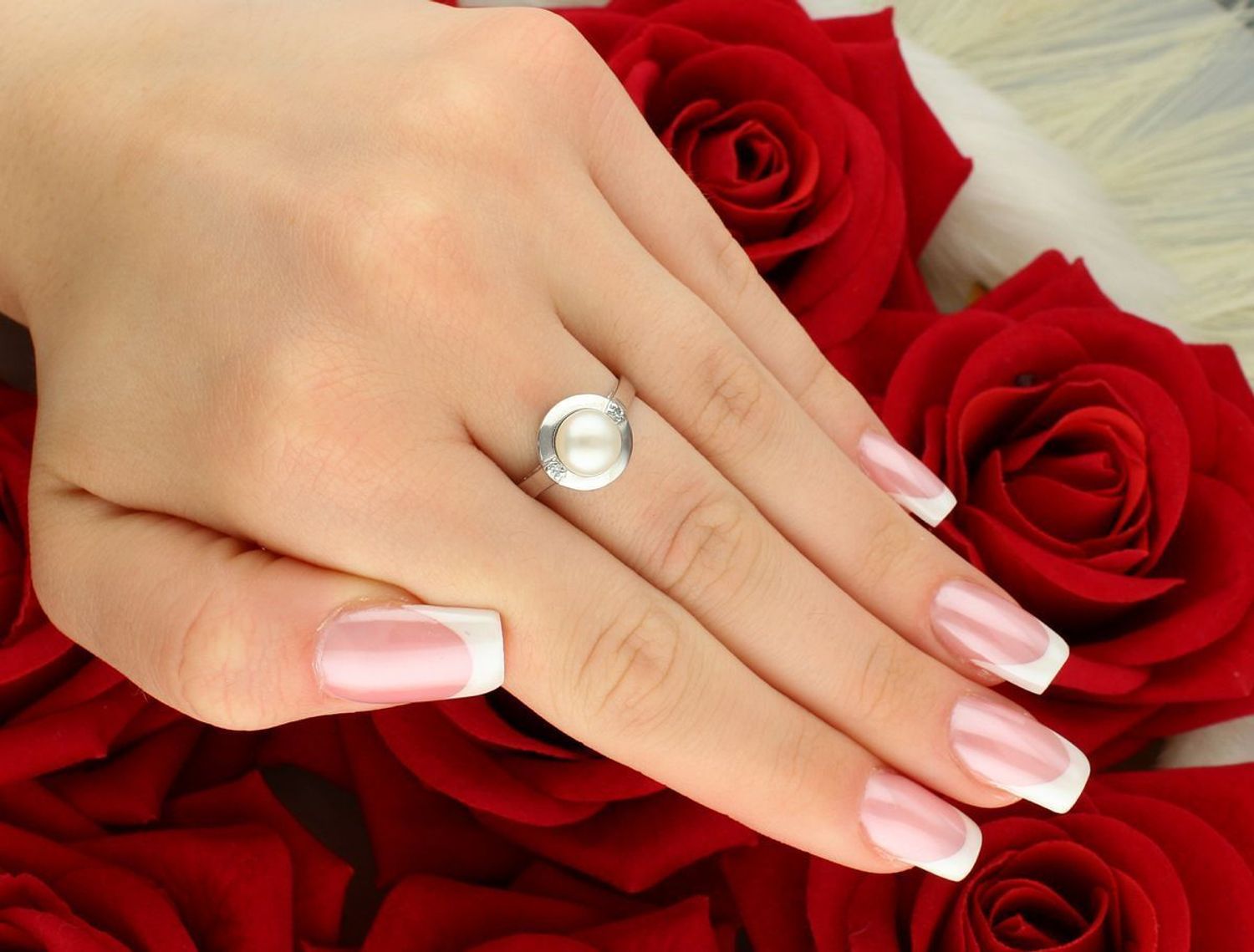 Pierścionek damski z białego złota z perłą i cyrkoniami – próba 585  DIA-PRS-7973-585.jpg