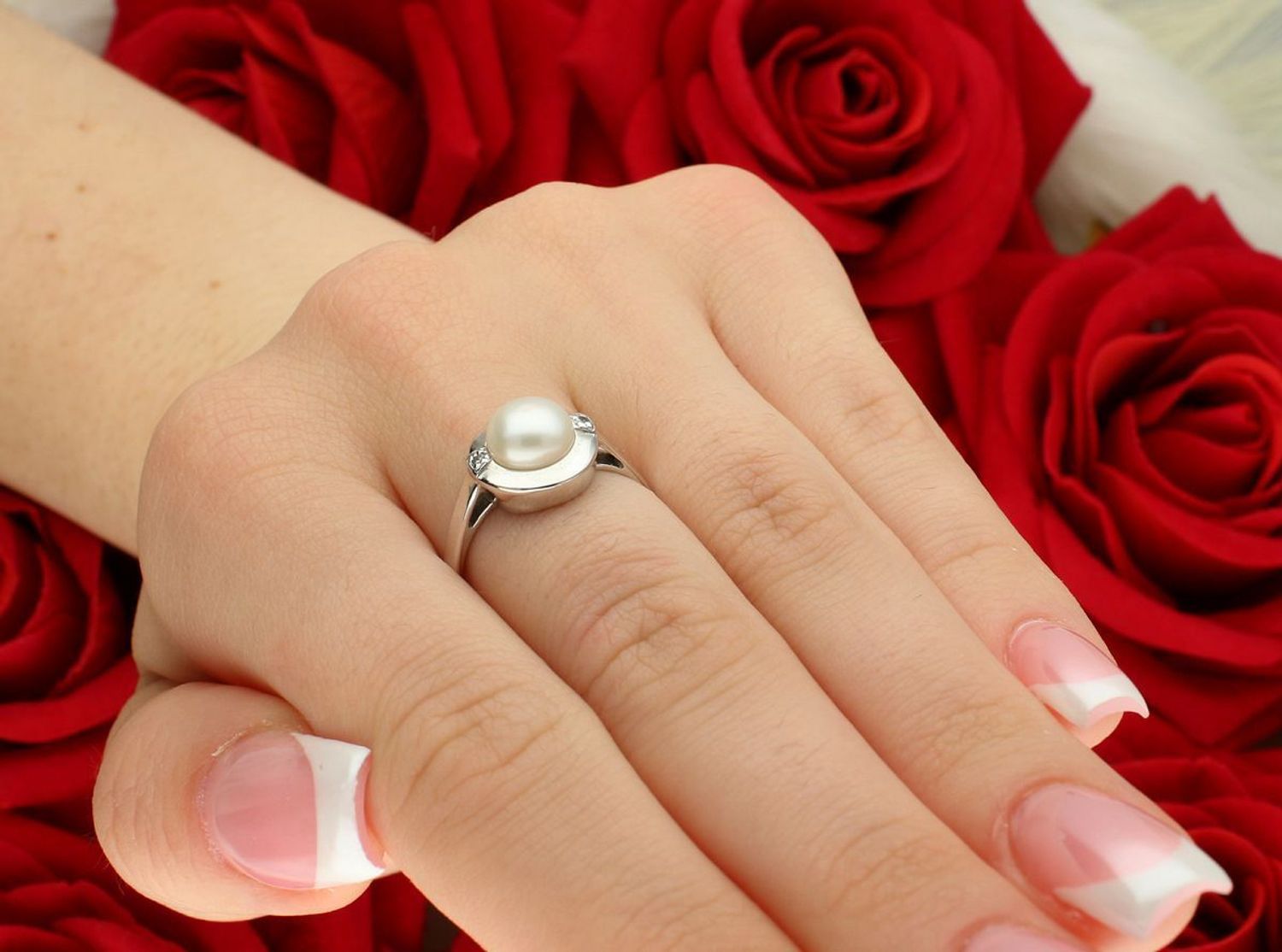 Pierścionek damski z białego złota z perłą i cyrkoniami – próba 585  DIA-PRS-7973-585.jpg