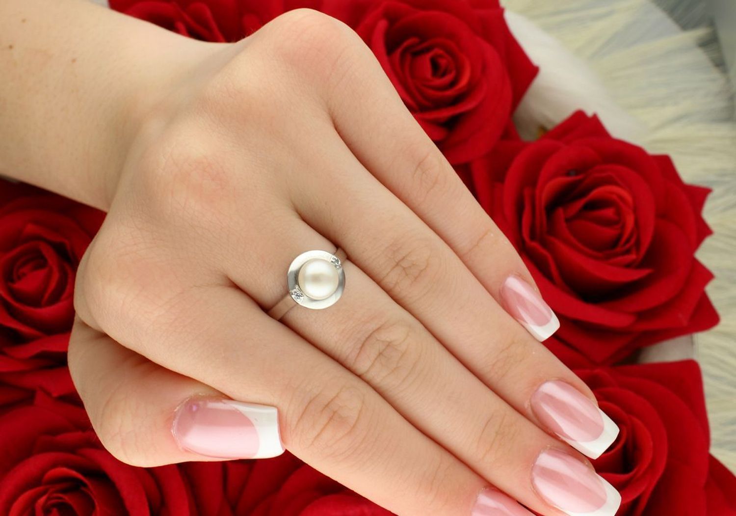 Pierścionek damski z białego złota z perłą i cyrkoniami – próba 585  DIA-PRS-7973-585.jpg