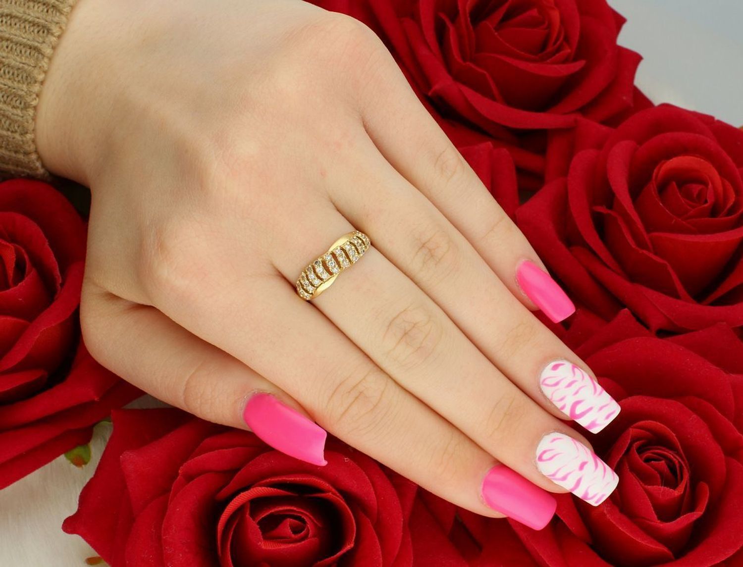 Złoty pierścionek damski DIA-PRS-7974-585 próby 585, zdobiony cyrkoniami. Szerokość górnej części 6 mm, szyna dolna 2 mm, waga 1,90 g. Klasyka i kobieca elegancja.1.jpg