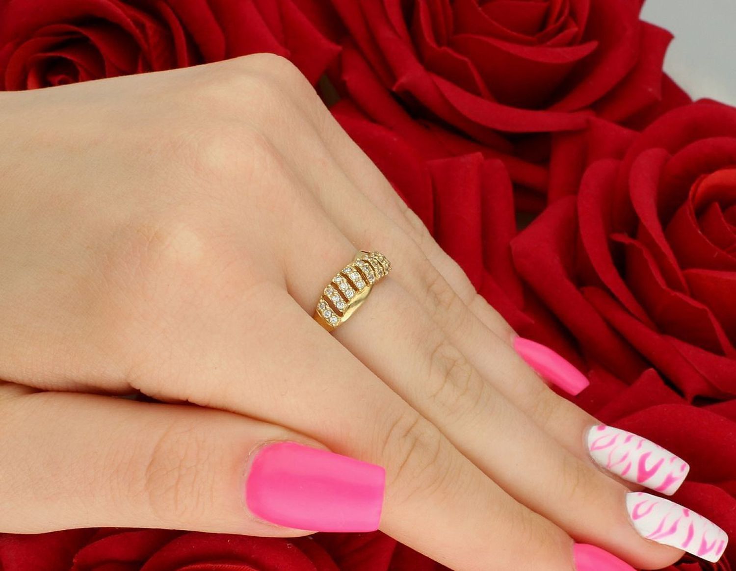 Złoty pierścionek damski DIA-PRS-7974-585 próby 585, zdobiony cyrkoniami. Szerokość górnej części 6 mm, szyna dolna 2 mm, waga 1,90 g. Klasyka i kobieca elegancja.1.jpg