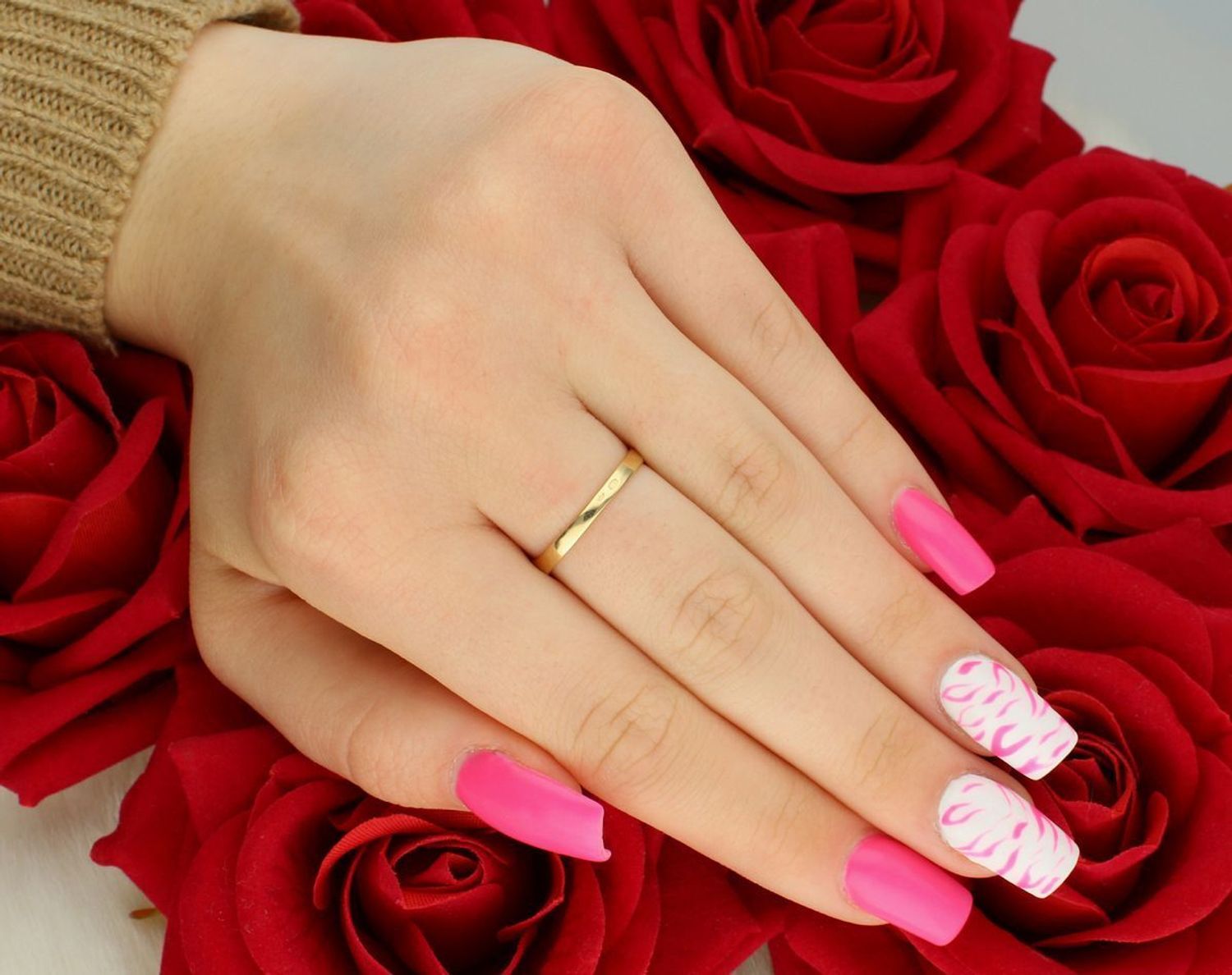 Złoty pierścionek damski DIA-PRS-7974-585 próby 585, zdobiony cyrkoniami. Szerokość górnej części 6 mm, szyna dolna 2 mm, waga 1,90 g. Klasyka i kobieca elegancja.1.jpg