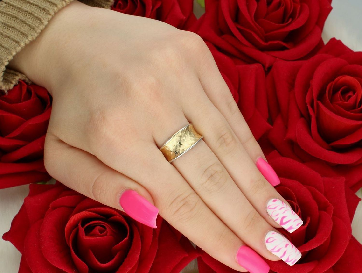 Pierścionek damski złoty z ozdobnym wzorem próba 585  DIA-PRS-7975-585.jpg