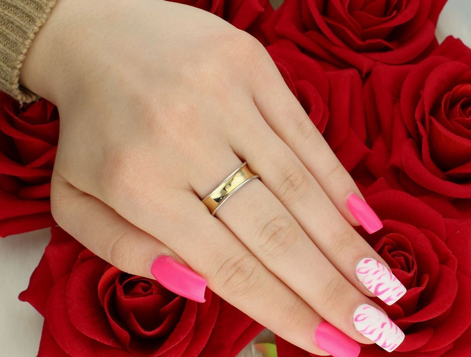 Pierścionek damski złoty z ozdobnym wzorem próba 585  DIA-PRS-7975-585.jpg