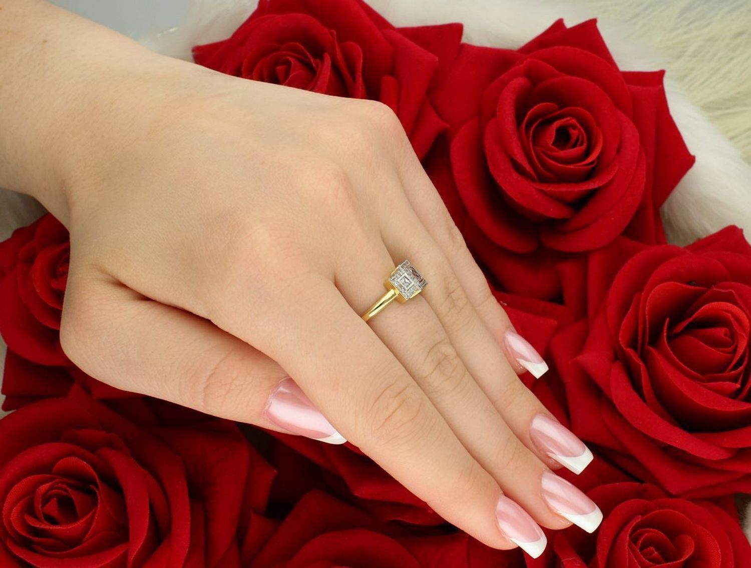 Złoty pierścionek damski DIA-PRS-7977-585 z trzema kwadratami zdobionymi cyrkoniami. Próba 585, waga 2,84 g, rozmiar 16. Elegancki i delikatny – idealny na prezent.1.jpg