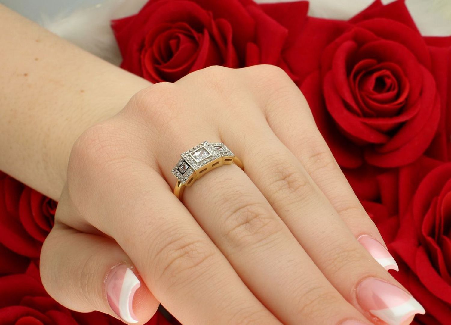 Złoty pierścionek damski DIA-PRS-7977-585 z trzema kwadratami zdobionymi cyrkoniami. Próba 585, waga 2,84 g, rozmiar 16. Elegancki i delikatny – idealny na prezent.1.jpg