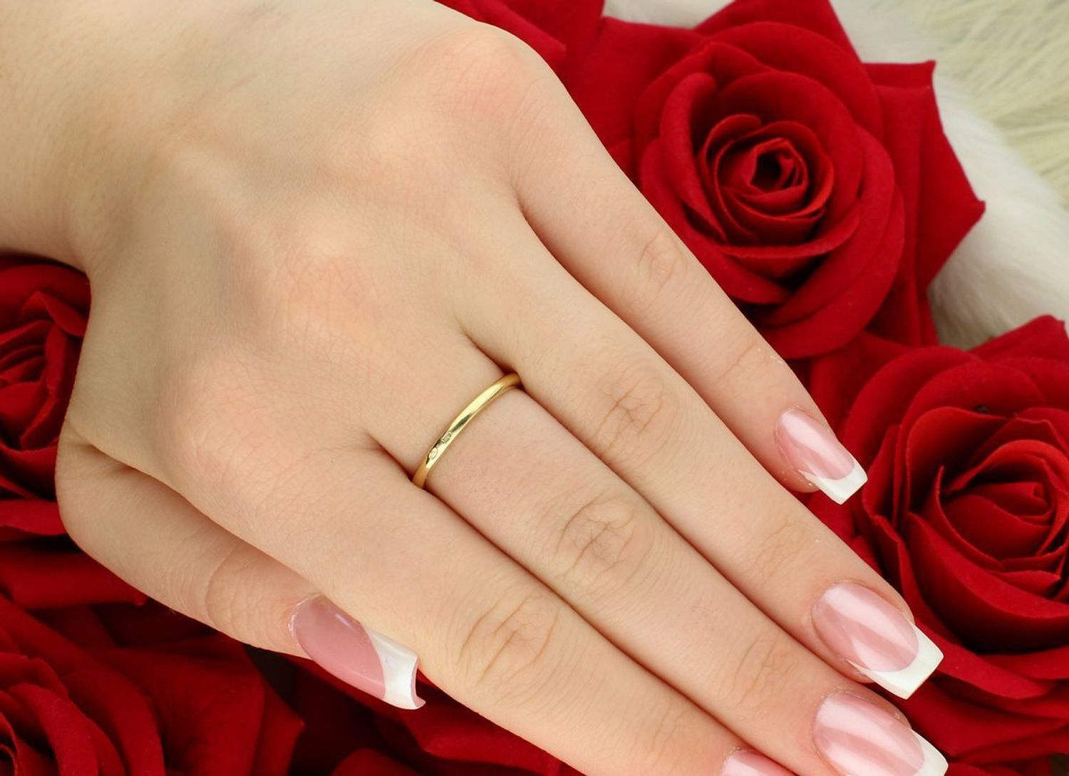 Złoty pierścionek damski DIA-PRS-7977-585 z trzema kwadratami zdobionymi cyrkoniami. Próba 585, waga 2,84 g, rozmiar 16. Elegancki i delikatny – idealny na prezent.1.jpg