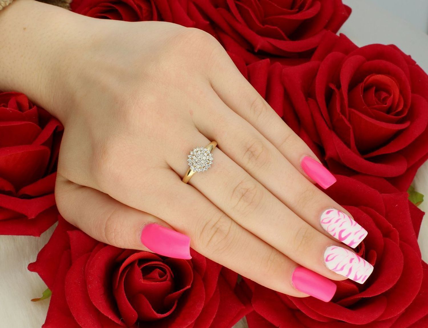 Złoty pierścionek damski DIA-PRS-7980-585 próby 585. Zdobiony okrągłym elementem z cyrkonią (1 cm), rozmiar 16, waga 2,13 g, szerokość szyny 1 mm. Subtelna elegancja.1.jpg