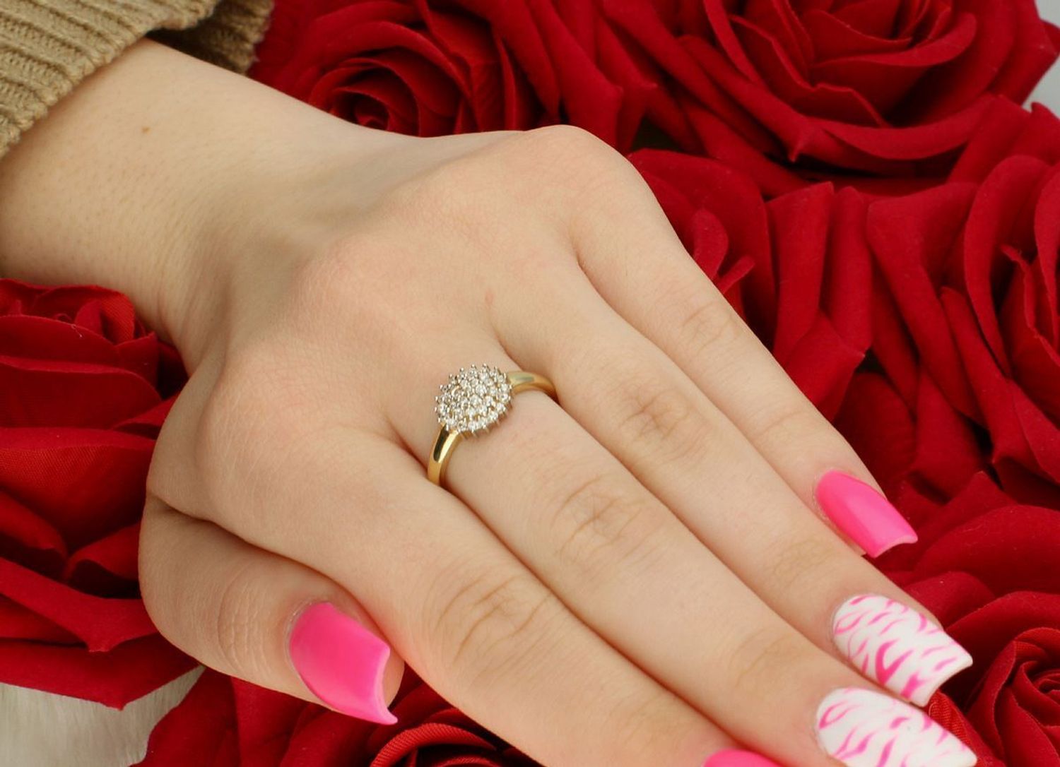 Złoty pierścionek damski DIA-PRS-7980-585 próby 585. Zdobiony okrągłym elementem z cyrkonią (1 cm), rozmiar 16, waga 2,13 g, szerokość szyny 1 mm. Subtelna elegancja.1.jpg