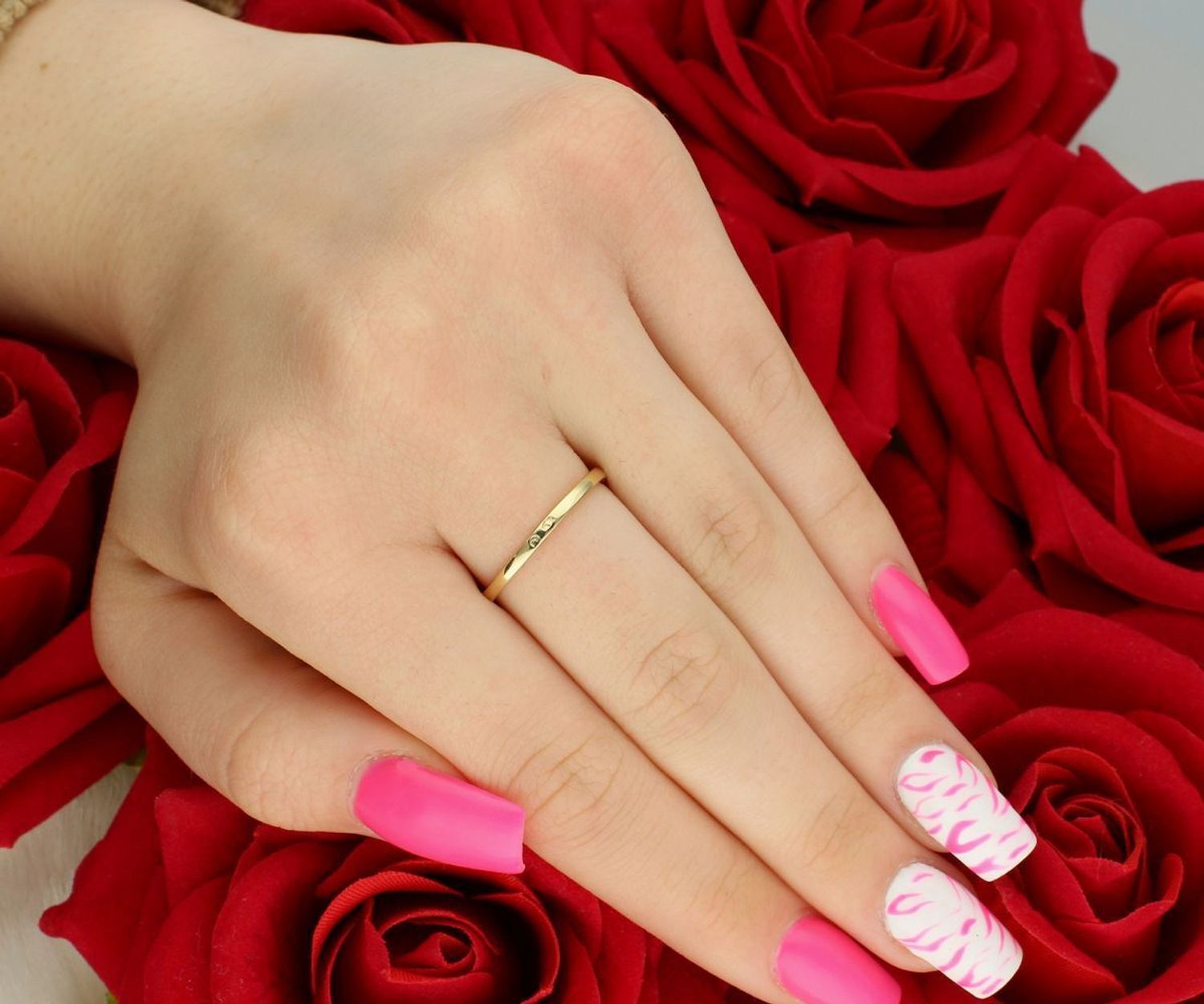 Złoty pierścionek damski DIA-PRS-7980-585 próby 585. Zdobiony okrągłym elementem z cyrkonią (1 cm), rozmiar 16, waga 2,13 g, szerokość szyny 1 mm. Subtelna elegancja.1.jpg