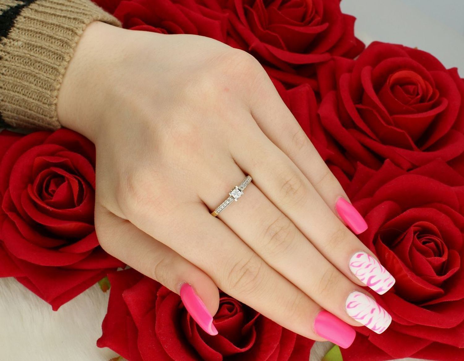 Delikatny złoty pierścionek damski próby 585 zdobiony cyrkoniami. Model DIA-PRS-7981-585, rozmiar 16, waga 2,13 g. Klasyka i subtelna elegancja każdego dnia.1.jpg