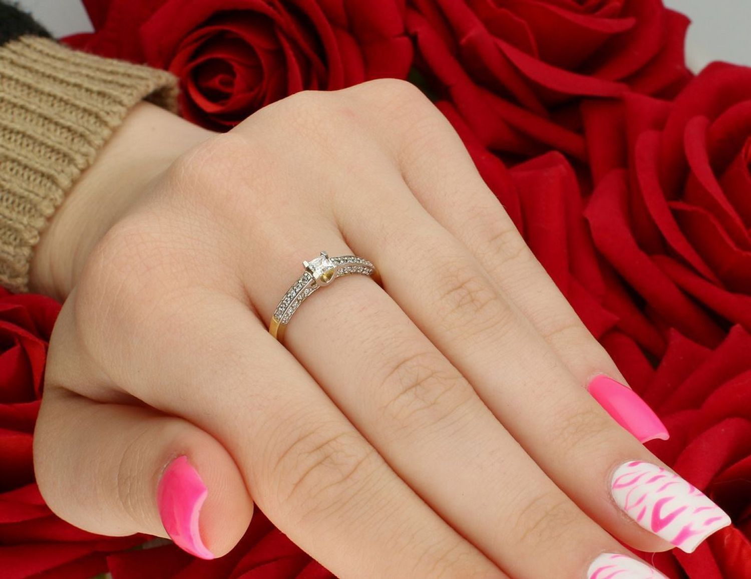 Delikatny złoty pierścionek damski próby 585 zdobiony cyrkoniami. Model DIA-PRS-7981-585, rozmiar 16, waga 2,13 g. Klasyka i subtelna elegancja każdego dnia.1.jpg