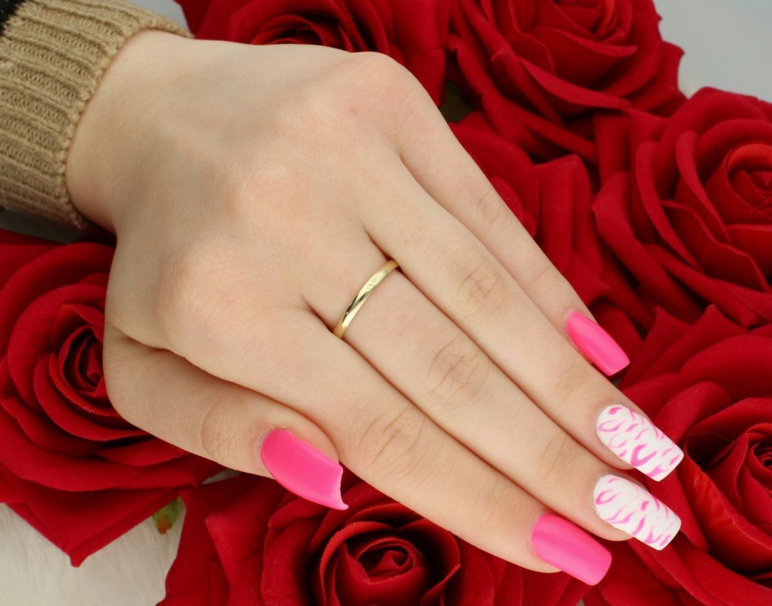 Delikatny złoty pierścionek damski próby 585 zdobiony cyrkoniami. Model DIA-PRS-7981-585, rozmiar 16, waga 2,13 g. Klasyka i subtelna elegancja każdego dnia.1.jpg