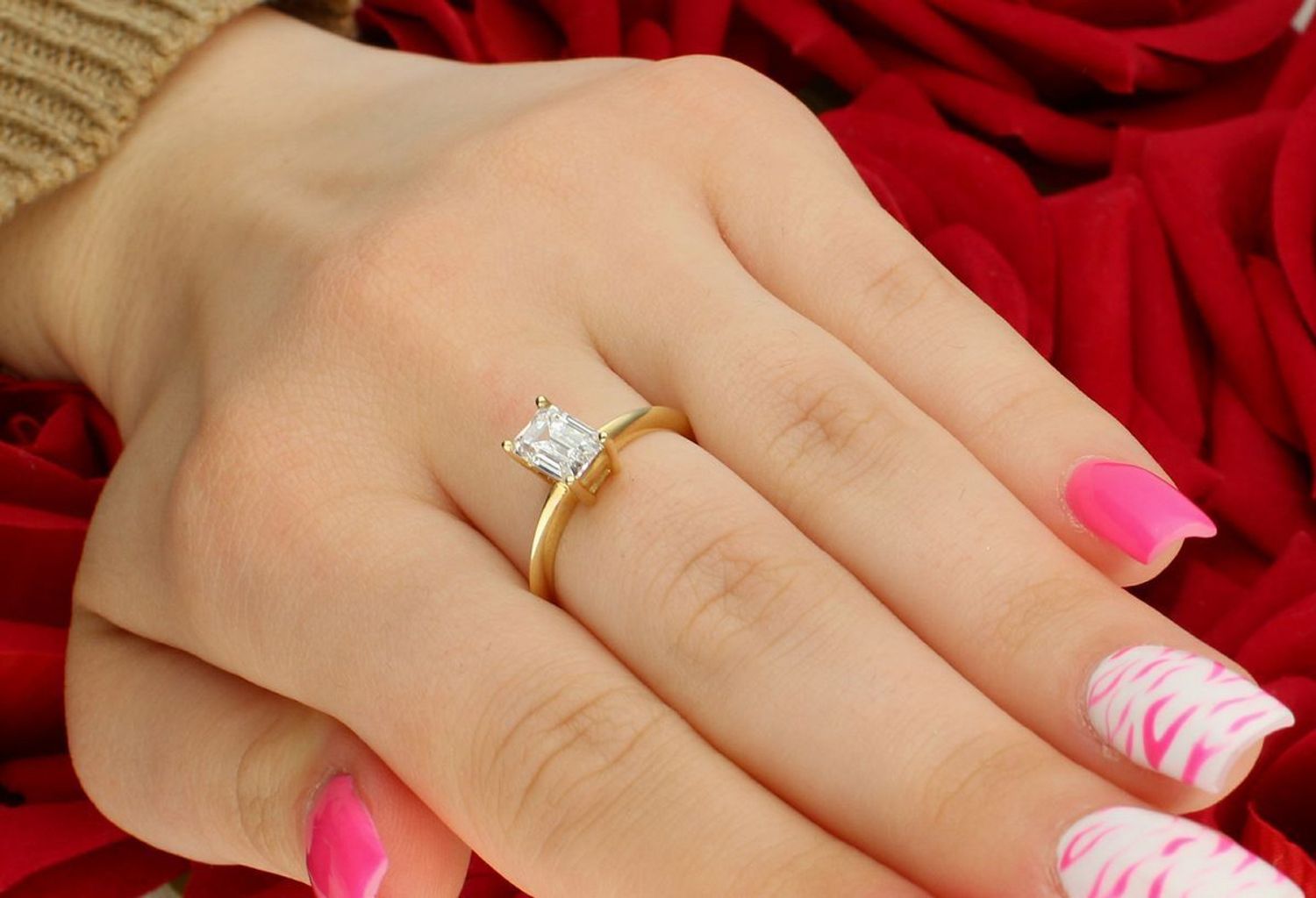 Złoty pierścionek damski z prostokątną cyrkonią DIA-PRS-7983-585  Próba 585  1,95 g.jpg