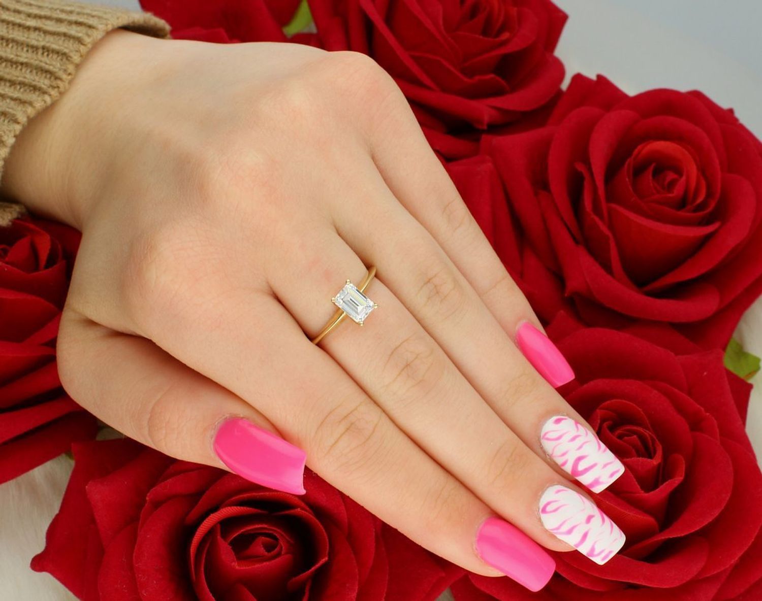 Złoty pierścionek damski z prostokątną cyrkonią DIA-PRS-7983-585  Próba 585  1,95 g.jpg