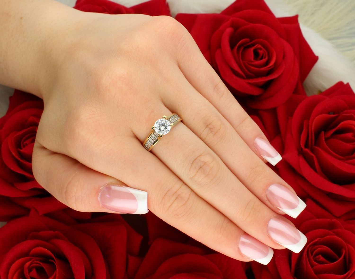 Złoty pierścionek damski próba 585 z dużą cyrkonią 7 mm i mniejszymi kamieniami. Waga 3,13 g, rozmiar 16. Elegancki dodatek na zaręczyny lub wyjątkowy prezent.1.jpg