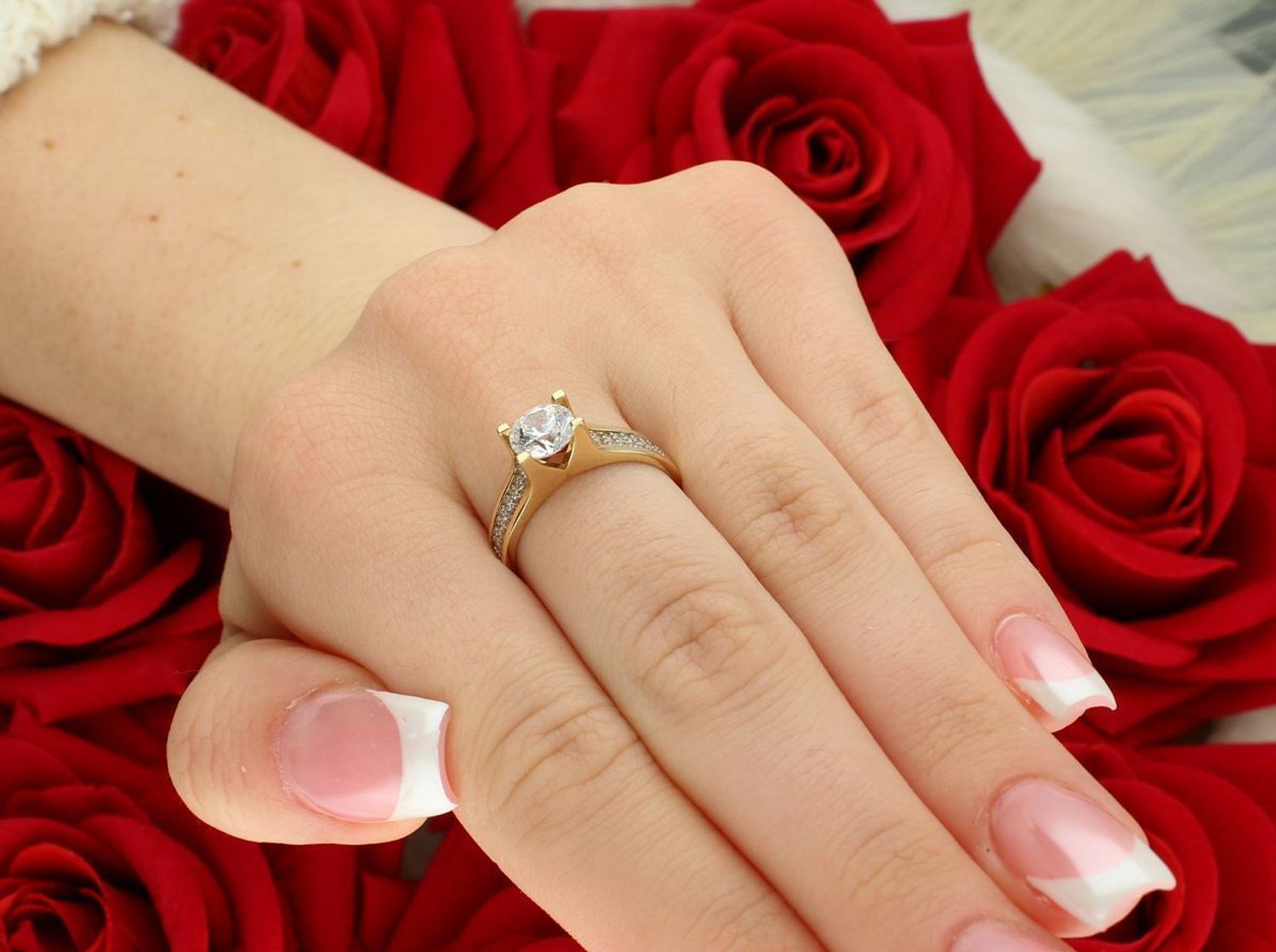 Złoty pierścionek damski próba 585 z dużą cyrkonią 7 mm i mniejszymi kamieniami. Waga 3,13 g, rozmiar 16. Elegancki dodatek na zaręczyny lub wyjątkowy prezent.1.jpg