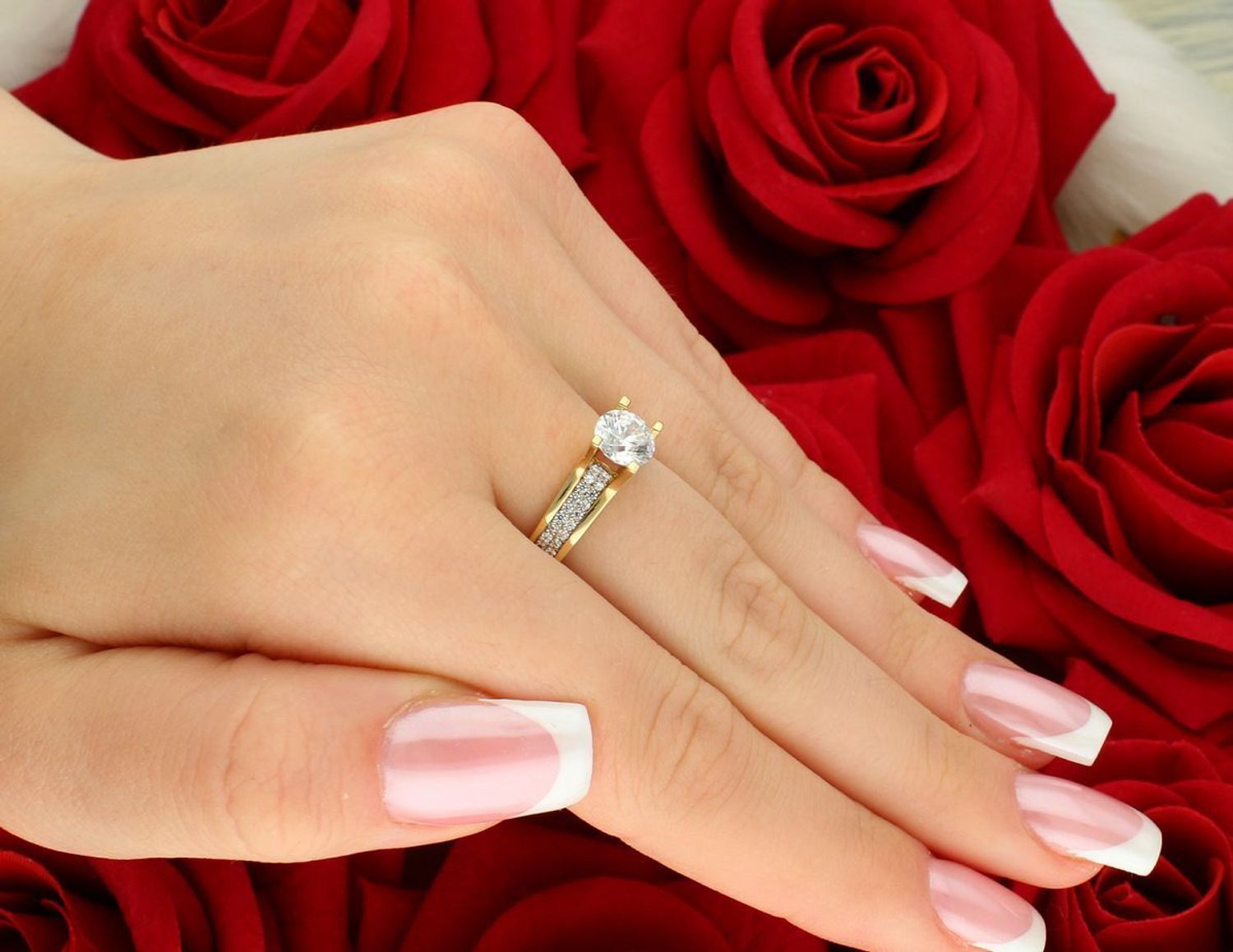 Złoty pierścionek damski próba 585 z dużą cyrkonią 7 mm i mniejszymi kamieniami. Waga 3,13 g, rozmiar 16. Elegancki dodatek na zaręczyny lub wyjątkowy prezent.1.jpg