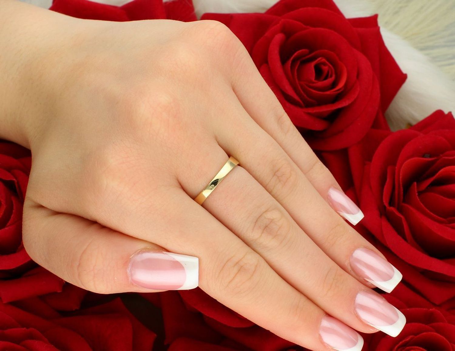 Złoty pierścionek damski próba 585 z dużą cyrkonią 7 mm i mniejszymi kamieniami. Waga 3,13 g, rozmiar 16. Elegancki dodatek na zaręczyny lub wyjątkowy prezent.1.jpg