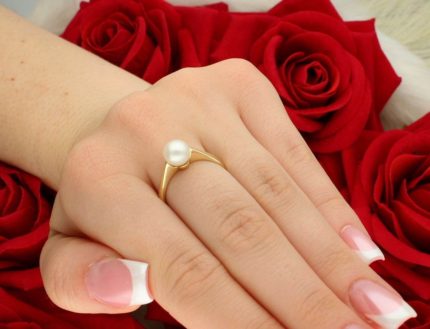 Złoty pierścionek damski z perłą DIA-PRS-7987-585, wykonany z 14-karatowego złota próby 585. Elegancki, klasyczny model na zaręczyny, jubileusz lub prezent. Gwarancja i oryginalne opakowanie w zesta.jpg