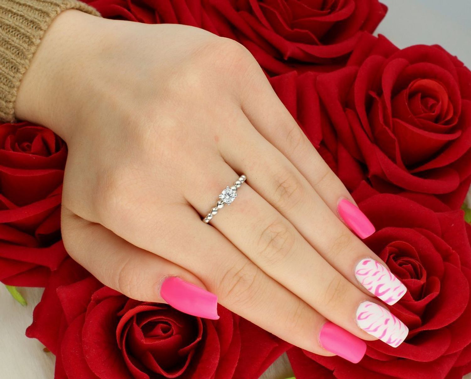 Złoty pierścionek damski z białego złota próby 585, cyrkonia 4 mm, rozmiar 16, waga 2,41 g. Model DIA-PRS-7988-585 – elegancja i nowoczesny styl w jednym.1.jpg