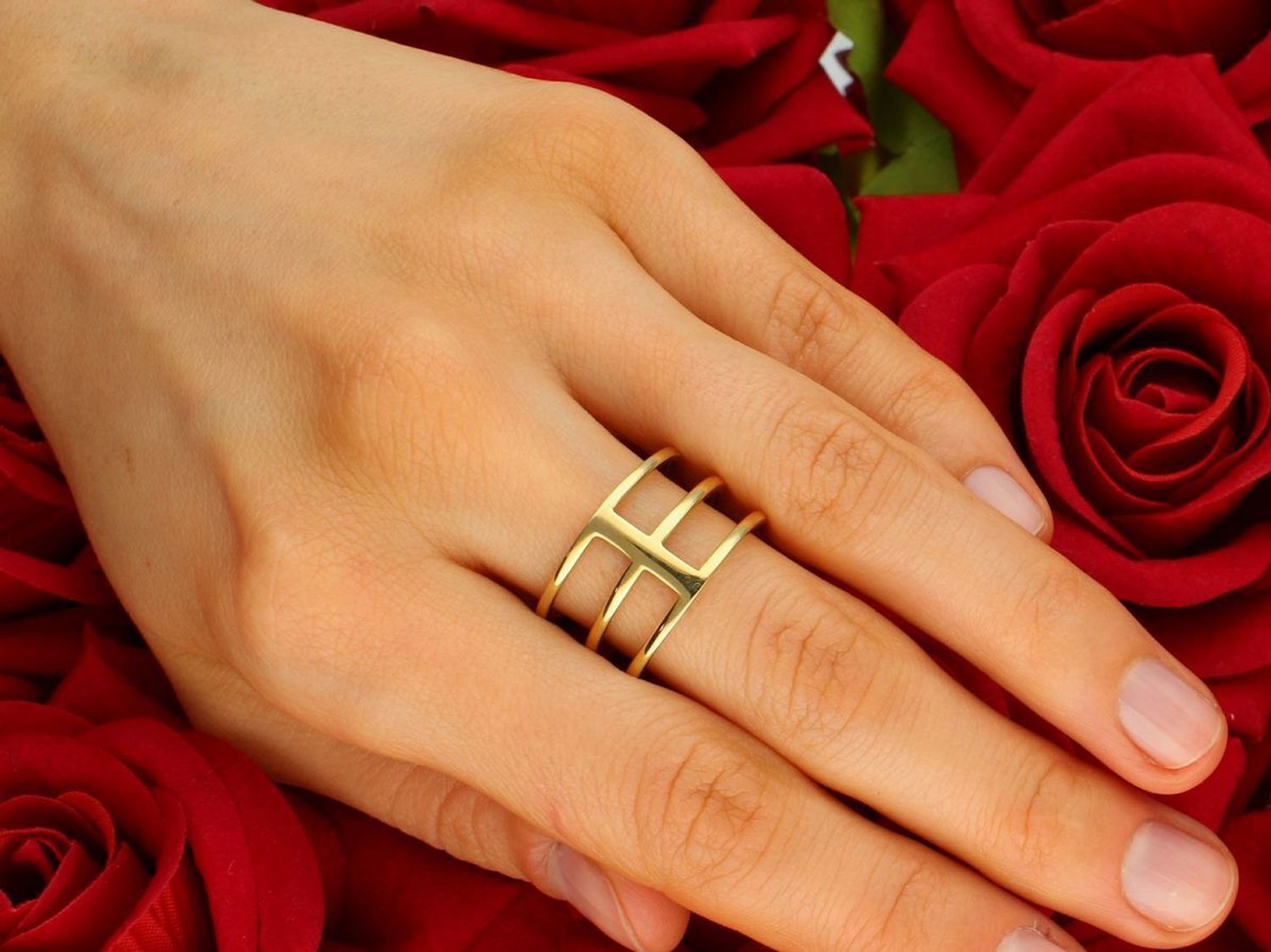 Złoty pierścionek damski 333 Potrójna obrączka DIA-PRS-7989-333 Złoty pierścionek z gładkiego złota w formie trzech obręczy. Piękny pierścionek wykonany z wysokiej jakości złota próby 333. 1.jpg