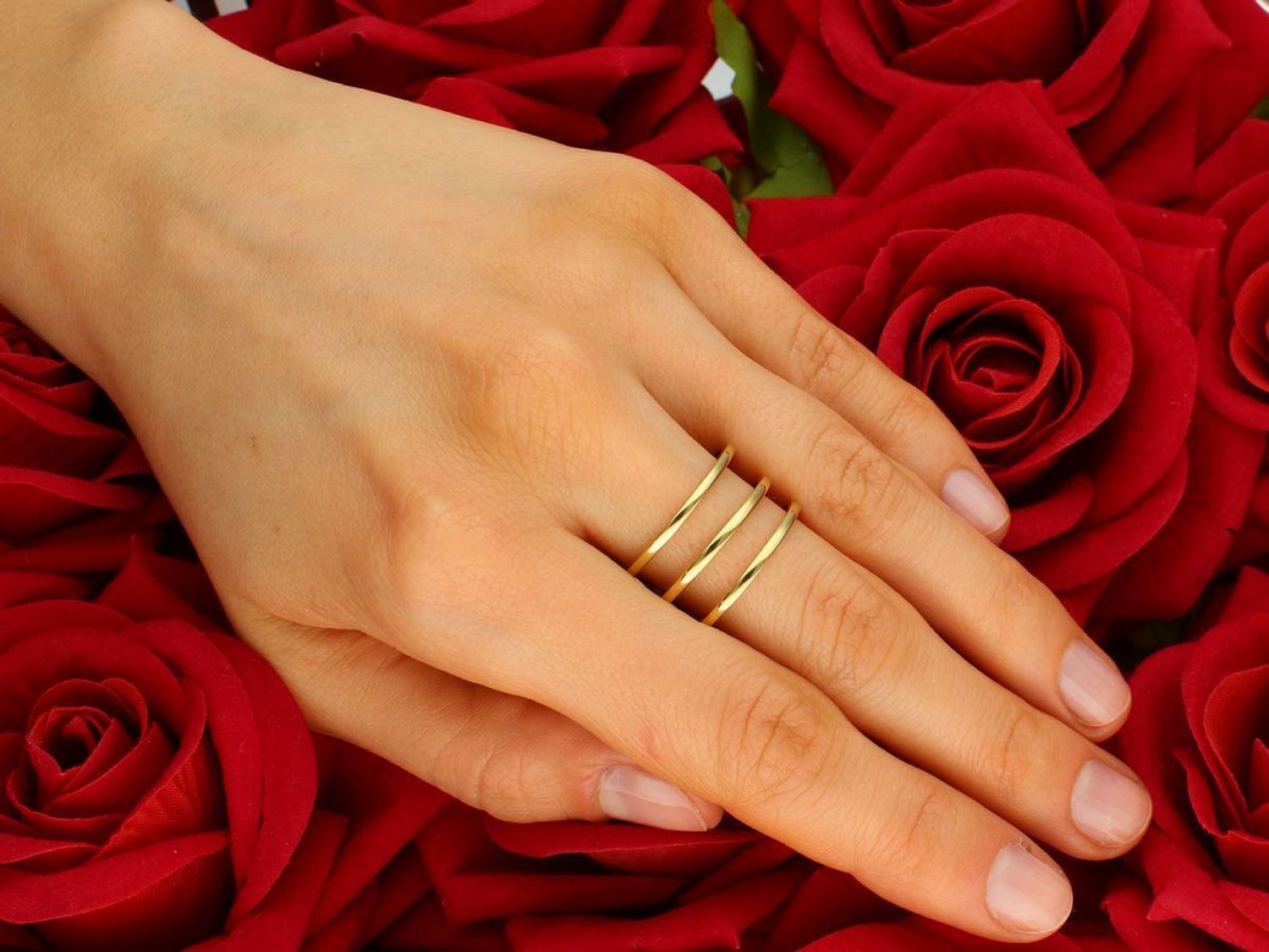 Złoty pierścionek damski 333 Potrójna obrączka DIA-PRS-7989-333 Złoty pierścionek z gładkiego złota w formie trzech obręczy. Piękny pierścionek wykonany z wysokiej jakości złota próby 333. 1.jpg