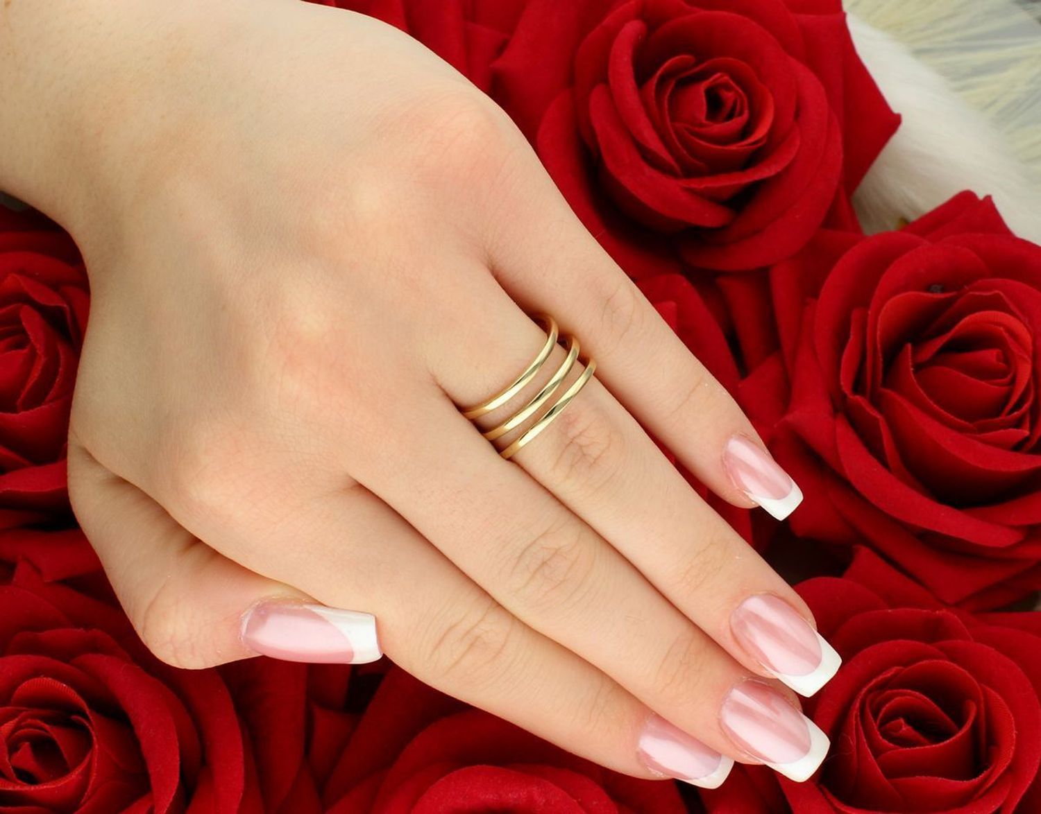 Złoty pierścionek damski 585 złożony z trzech połączonych obrączek. Model DIA-PRS-7989-585 waży 3,11 g. Nowoczesny design i klasyczne złoto w jednym.11.jpg