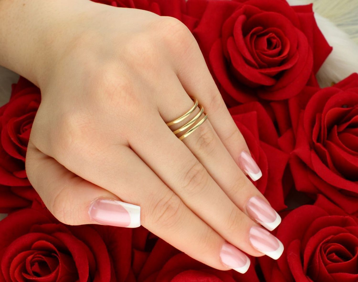 Złoty pierścionek damski 585 złożony z trzech połączonych obrączek. Model DIA-PRS-7989-585 waży 3,11 g. Nowoczesny design i klasyczne złoto w jednym.11.jpg