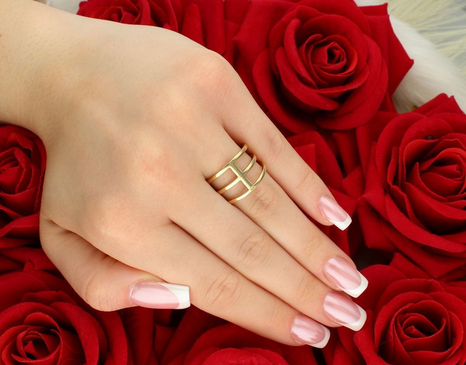 Złoty pierścionek damski 585 złożony z trzech połączonych obrączek. Model DIA-PRS-7989-585 waży 3,11 g. Nowoczesny design i klasyczne złoto w jednym.11.jpg