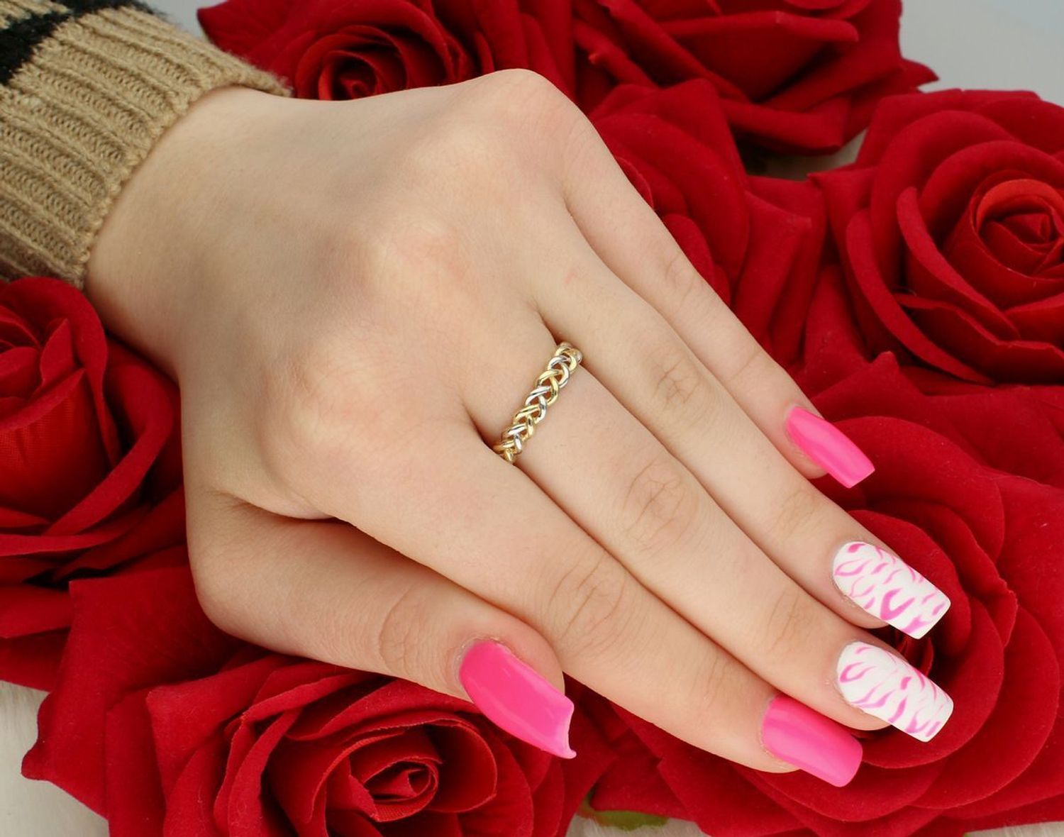 Pierścionek damski złoty próby 585, model DIA-PRS-7990-585, pleciony wzór z białym złotem. Szerokość góry 4 mm, szyna 1 mm, waga 1,78 g, rozmiar 16.1.jpg