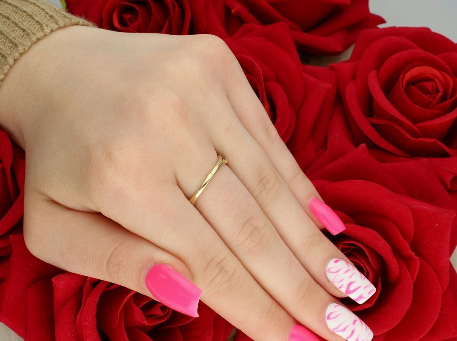 Pierścionek damski złoty próby 585, model DIA-PRS-7990-585, pleciony wzór z białym złotem. Szerokość góry 4 mm, szyna 1 mm, waga 1,78 g, rozmiar 16.1.jpg