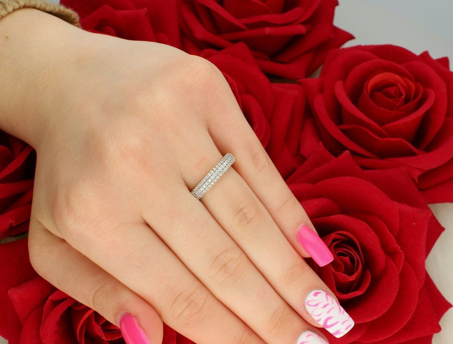 Złoty pierścionek damski próby 585 z cyrkoniami. Model DIA-PRS-7991-585, waga 1,54 g, szerokość ozdoby 4 mm. Elegancki dodatek na każdą okazję!1.jpg