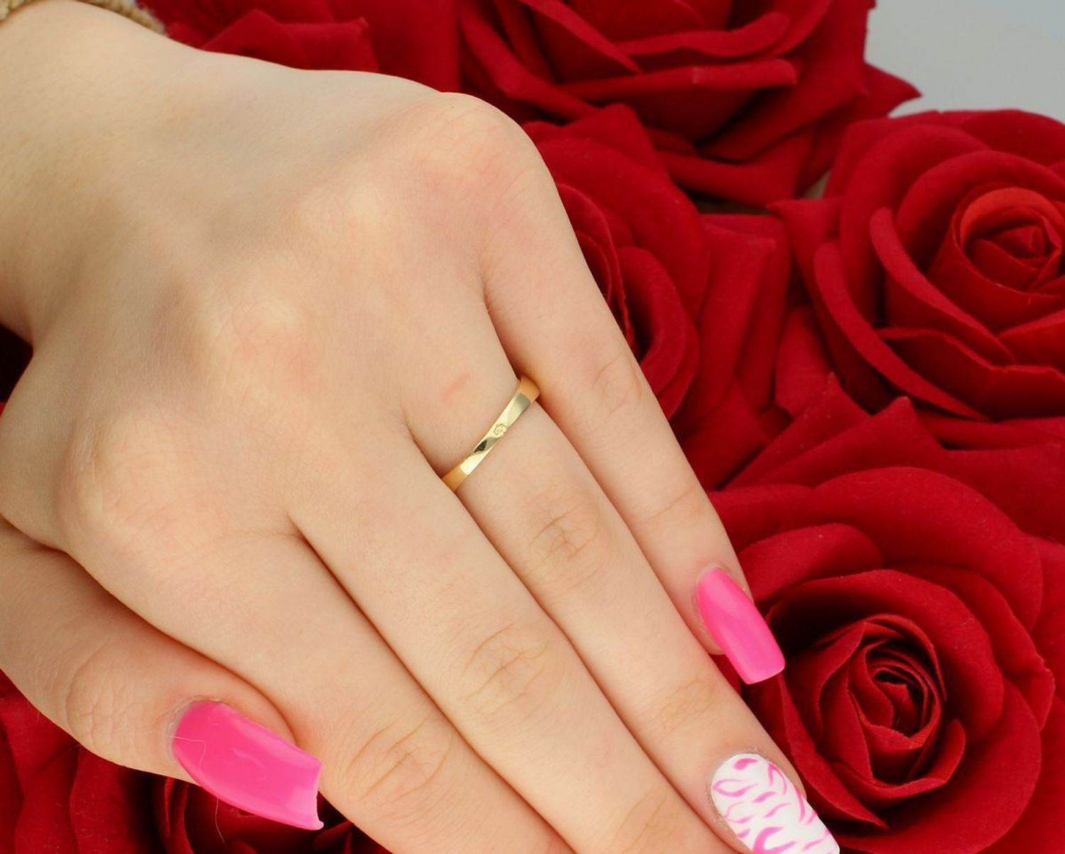 Złoty pierścionek damski próby 585 z cyrkoniami. Model DIA-PRS-7991-585, waga 1,54 g, szerokość ozdoby 4 mm. Elegancki dodatek na każdą okazję!1.jpg