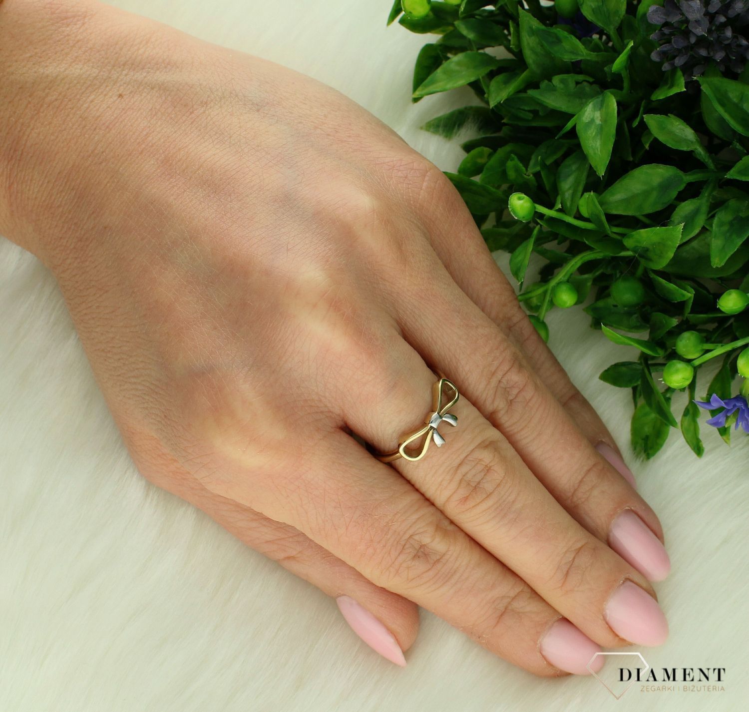 Złoty pierścionek damski 333 kokardka z białym złotem rozmiar 16 DIA-PRS-7993-333.jpg