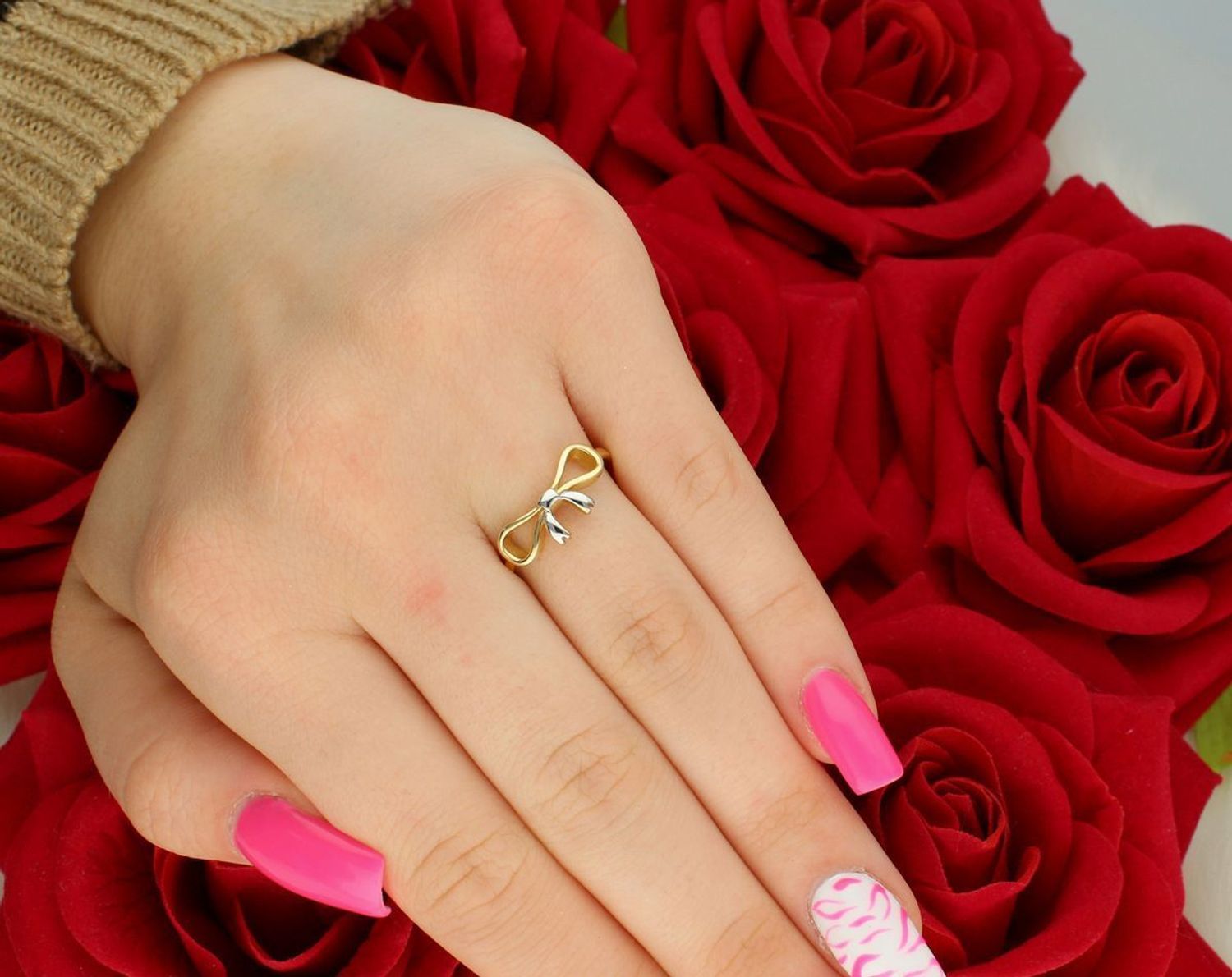 Złoty pierścionek damski DIA-PRS-7993-585 z ozdobną kokardką i dodatkiem białego złota. Próba 585, waga 1,70 g, ozdoba 1,6 cm x 6 mm, szyna 2 mm. Subtelna i stylowa biżuteria.1.jpg