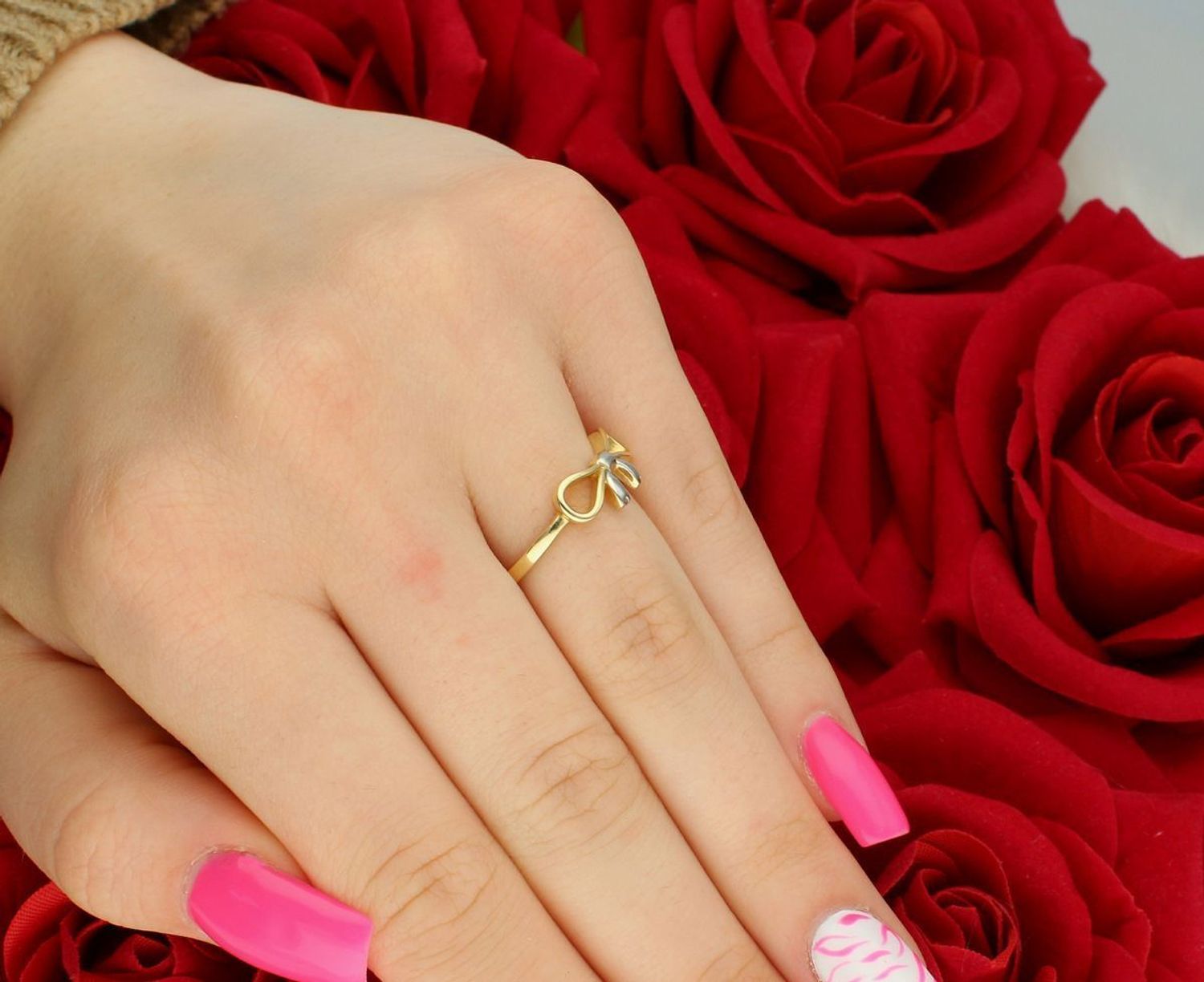 Złoty pierścionek damski DIA-PRS-7993-585 z ozdobną kokardką i dodatkiem białego złota. Próba 585, waga 1,70 g, ozdoba 1,6 cm x 6 mm, szyna 2 mm. Subtelna i stylowa biżuteria.1.jpg