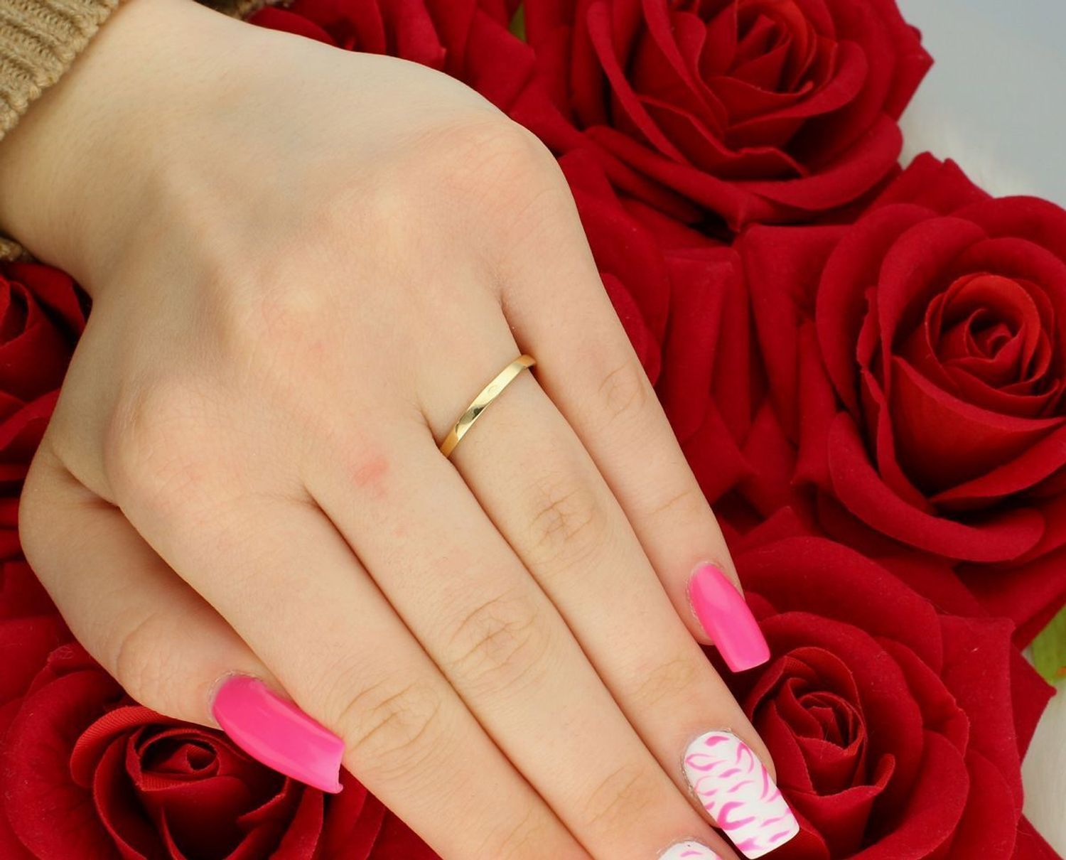 Złoty pierścionek damski DIA-PRS-7993-585 z ozdobną kokardką i dodatkiem białego złota. Próba 585, waga 1,70 g, ozdoba 1,6 cm x 6 mm, szyna 2 mm. Subtelna i stylowa biżuteria.1.jpg