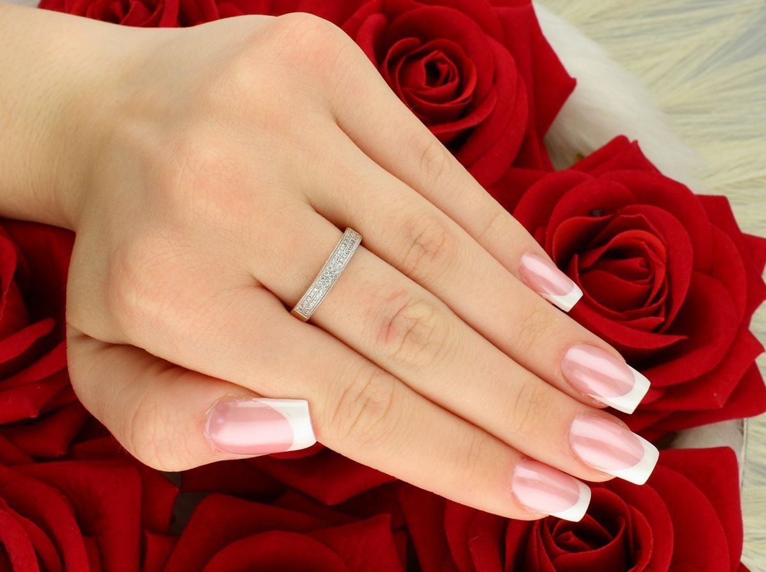 Klasyczny złoty pierścionek damski w formie obrączki próby 585, zdobiony białymi cyrkoniami. Waga 2,82 g, szerokość 4 mm. Model DIA-PRS-7994-585.1.jpg