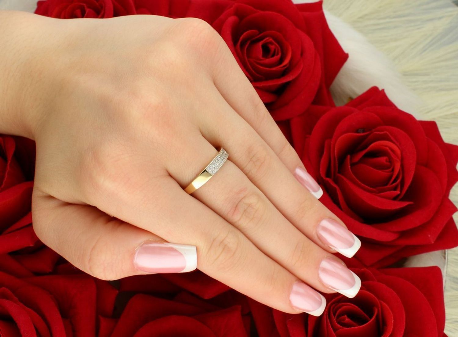 Klasyczny złoty pierścionek damski w formie obrączki próby 585, zdobiony białymi cyrkoniami. Waga 2,82 g, szerokość 4 mm. Model DIA-PRS-7994-585.1.jpg