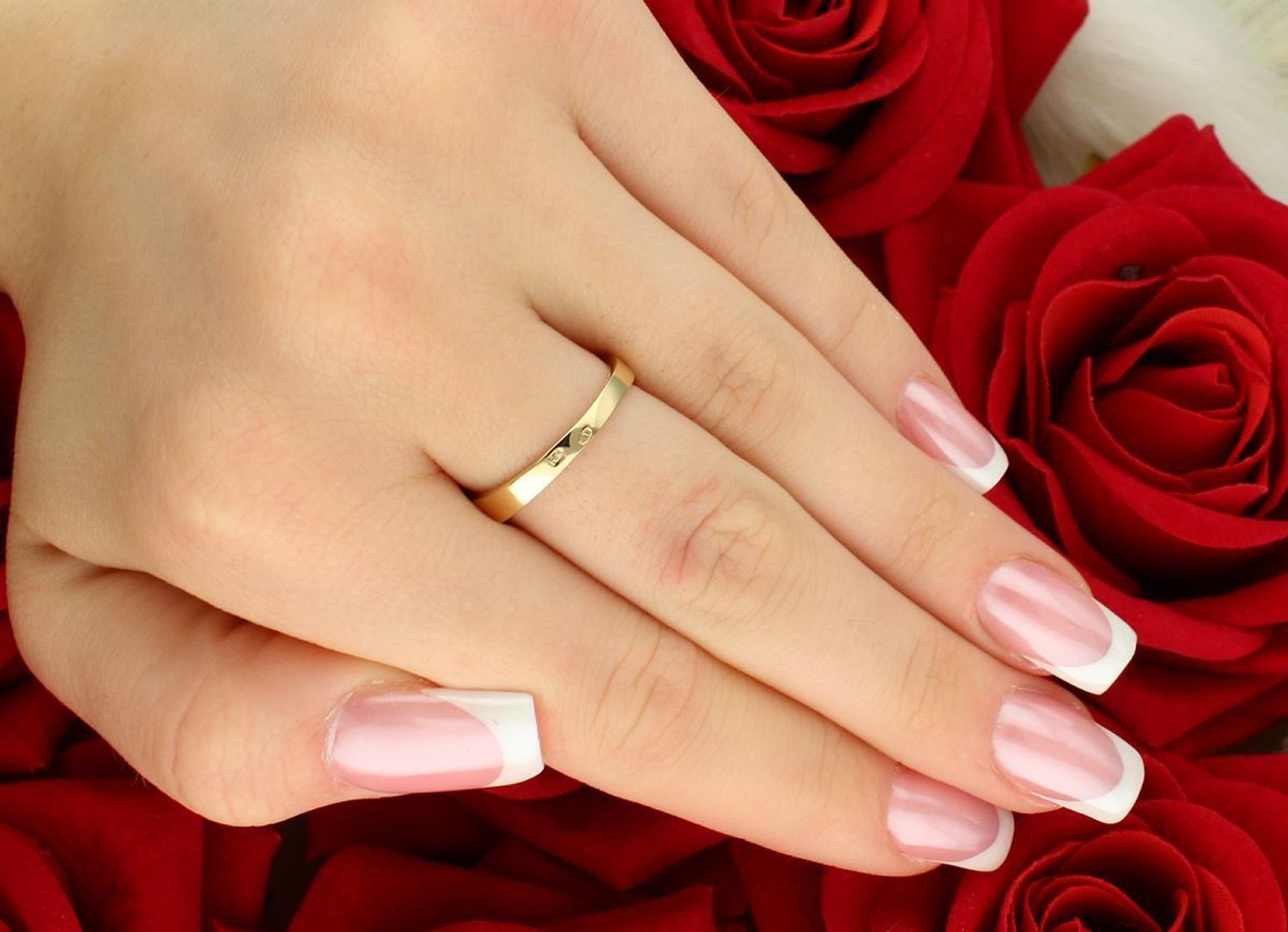 Klasyczny złoty pierścionek damski w formie obrączki próby 585, zdobiony białymi cyrkoniami. Waga 2,82 g, szerokość 4 mm. Model DIA-PRS-7994-585.1.jpg