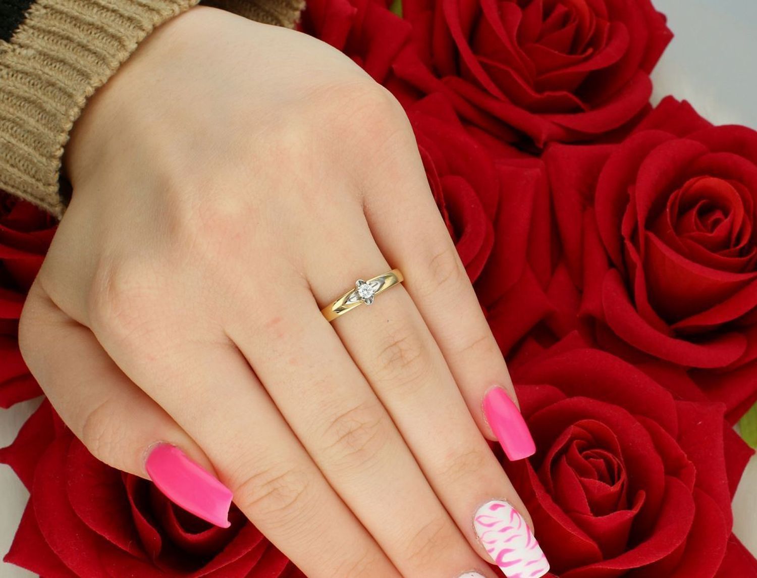 Złoty pierścionek damski z cyrkonią, próba 585. Model DIA-PRS-7995-585, waga 2,13 g, szerokość górna 5 mm, dolna szyna 2 mm. Elegancki i ponadczasowy wybór.1.jpg