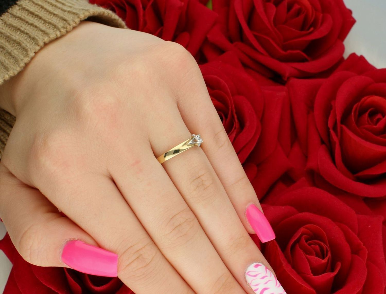 Złoty pierścionek damski z cyrkonią, próba 585. Model DIA-PRS-7995-585, waga 2,13 g, szerokość górna 5 mm, dolna szyna 2 mm. Elegancki i ponadczasowy wybór.1.jpg