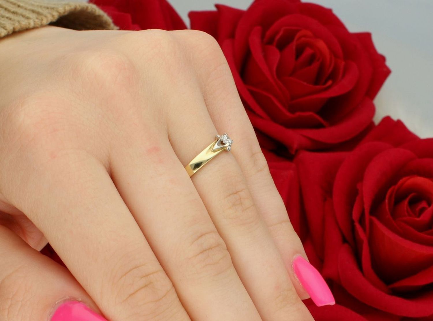 Złoty pierścionek damski z cyrkonią, próba 585. Model DIA-PRS-7995-585, waga 2,13 g, szerokość górna 5 mm, dolna szyna 2 mm. Elegancki i ponadczasowy wybór.1.jpg